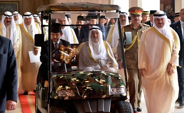 صاحب السمو الأمير الشيخ صباح الأحمد بعد وصوله إلى بروناي وفي استقباله صاحب الجلالة السلطان حاج حسن البلقيه ويبدو أحمد فهد الفهد وخالد الجارالله والشيخ خالد العبدالله ومحمد أبو الحسن