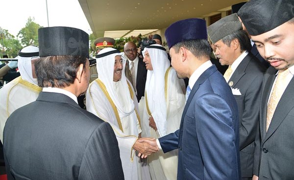 صاحب السمو الأمير الشيخ صباح الأحمد مصافحا مستقبليه