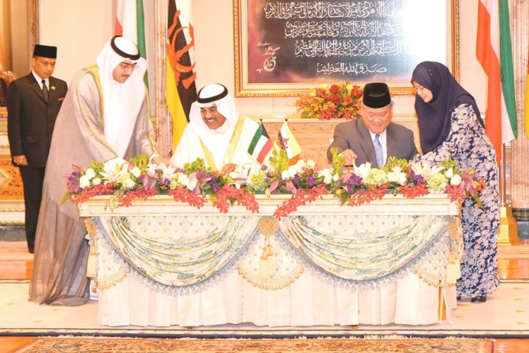 الشيخ صباح الخالد ووزير الخارجية الثاني ليم جوك سينج أثناء توقيع الاتفاقية