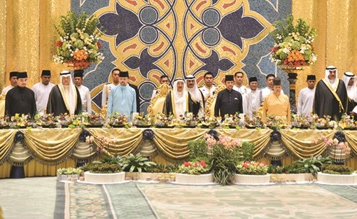 صاحب السمو الأمير الشيخ صباح الأحمد وصاحب الجلالة السلطان حاج حسن البلقيه والحضور خلال مأدبة العشاء