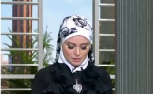 بالفيديو.. إنهيار مذيعة مصرية على الهواء مباشرة بسبب وفاة والدتها