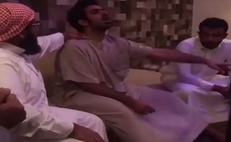 بالفيديو.. شيخ يقرأ على شاب مسحور وفجأة ينطق الجن.. شاهد ردة فعل الشيخ ؟!