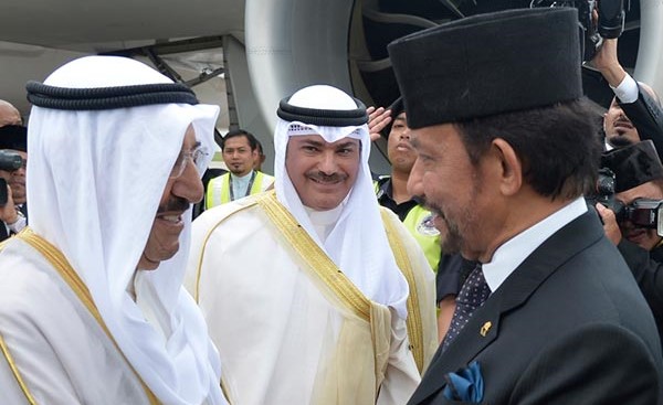 صاحب السمو الأمير الشيخ صباح الأحمد أثناء وصوله بروناي دار السلام وفي استقباله جلالة السلطان حاج حسن البلقيه معز الدين