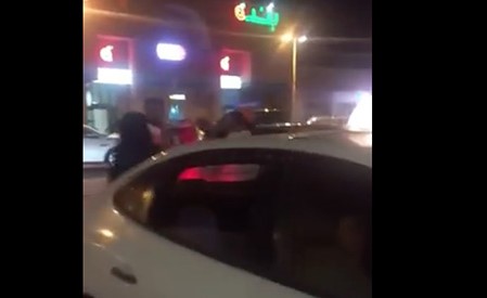 بالفيديو.. فتاة خليجية تضرب شاب وتصفعه على وجهه في وسط الشارع بعد تحرشه بها