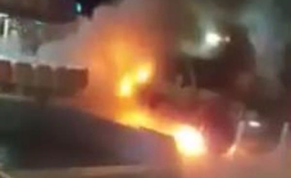 بالفيديو.. عريس سعودي  يتسلّم سيارة هدية بحفل زفافه.. و"العين الحارة" تحرقها امام المدعوين