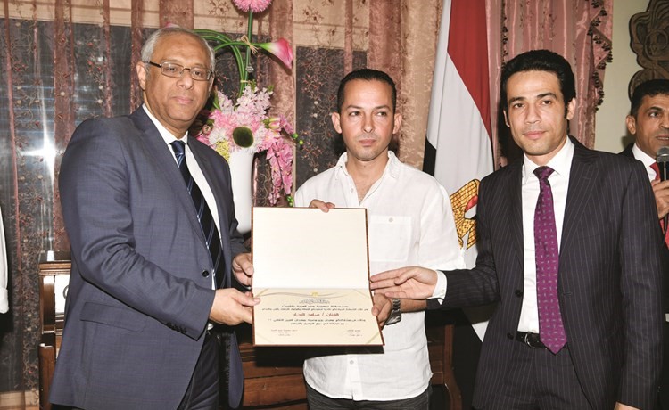 الفنان سامح النجار يتسلم شهادته من السفير المصري	 ﻿
