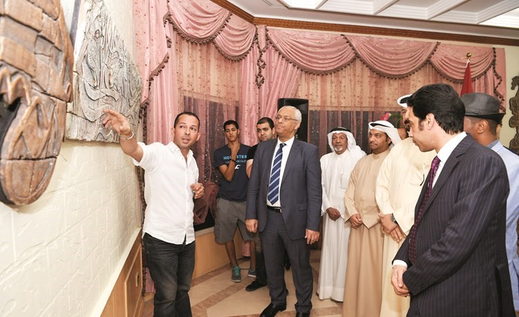 السفير المصري ياسر عاطف يستمع من الفنان سامح النجار الى شرح عن احدى منحوتاته﻿