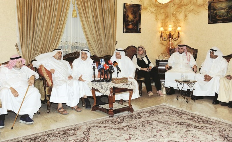 احمد السعدون وبجانبه عبدالرحمن العنجري خلال الندوة﻿