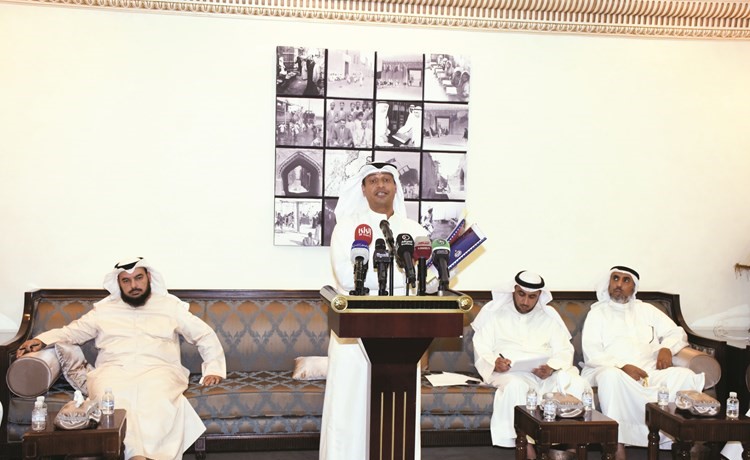 دحمد المطر متحدثا ويبدو دجمعان الحربش ومحمد الدلال	انور الكندري﻿