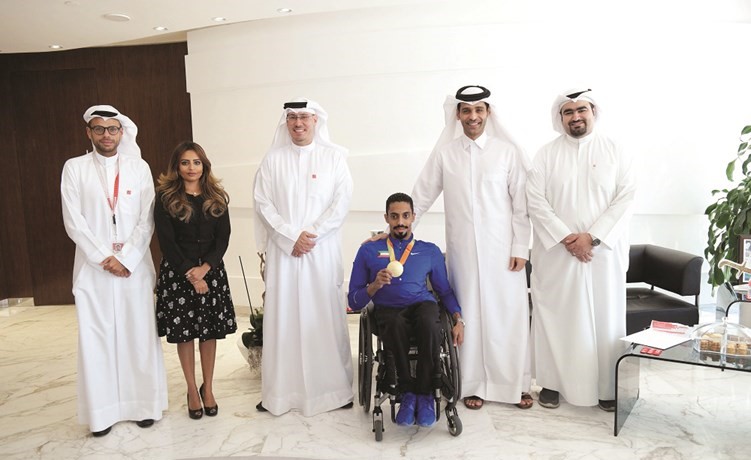 البطل الاولمبي احمد المطيري مع المدير العام والرئيس التنفيذي الشيخ محمد بن عبدالله ال ثاني﻿