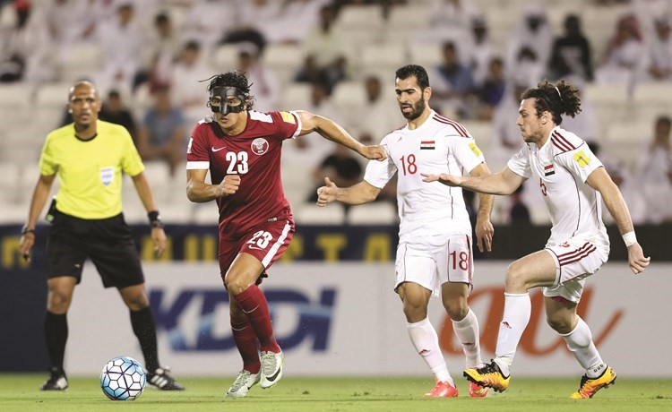 مهاجم قطر سبيستيان سوريا ينطلق بالكرة وسط مضايقة من لاعبي سورية زاهر ميدني وعمر الميداني﻿