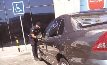 مخالفة احدى المركبات في مواقف المعاقين ﻿