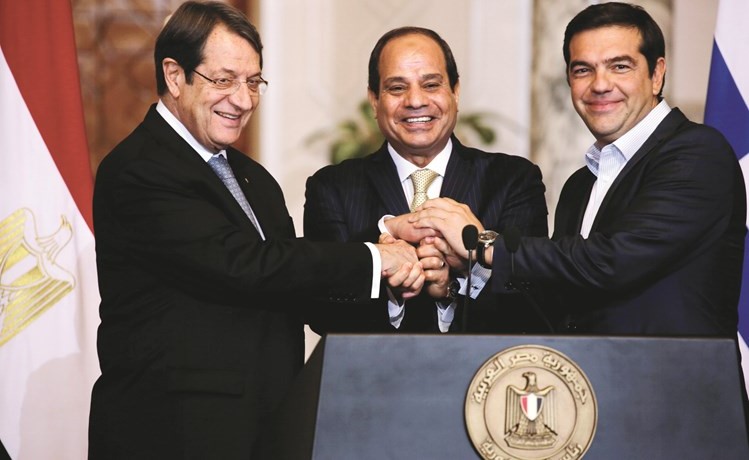 قبضة جمعت الرئيس عبد الفتاح السيسي ونظيره القبرصي نيكوس انيستاسياديس ورئيس الوزراء اليوناني اليكسيس تسيبراس في ختام اعمال القمة الثلاثيةرويترز﻿
