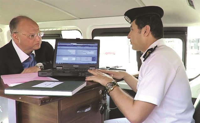 سيارات أمنية بالشوارع لتلقي بلاغات المواطنين