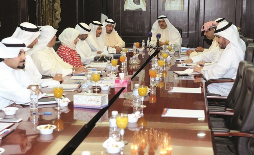 وزير الاعلام ووزير الدولة لشؤون الشباب ورئيس مجلس ادارة الهيئة العامة للرياضة الشيخ سلمان الحمود اثناء ترؤسه الاجتماع مع مجلس ادارة اللجنة الاولمبية وقيادات الهيئة ﻿