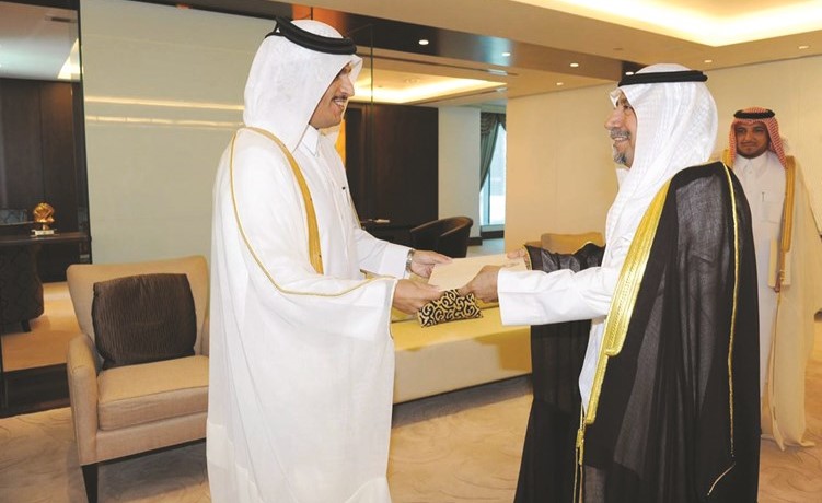 السفير حفيظ العجمي يسلم وزير الخارجية القطري الشيخ محمد
بن عبدالرحمن ال ثاني اوراق اعتماده سفيرا للكويت لدى الدوحة ﻿