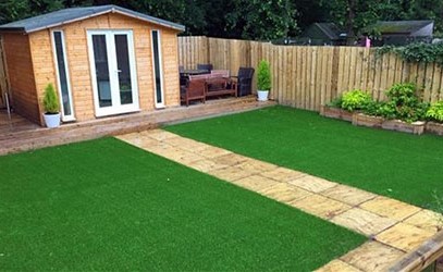 9 فوائد لاستخدام العشب الصناعي في حديقة منزلك