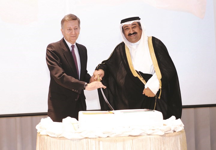السفير وليد الخبيزي مشاركا السفير الاسباني كارلوس دي تيخادا قطع كيكة الحفل﻿