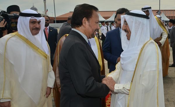خلال مغادرة صاحب السمو الأمير الشيخ صباح الأحمد سلطنة بروناي وفي وداعه السلطان حاج حسن البلقيه