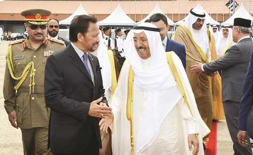 صاحب السمو الامير الشيخ صباح الاحمد قبيل مغادرته بروناي وفي وداعه صاحب الجلالة السلطان حاج حسن البلقيه﻿