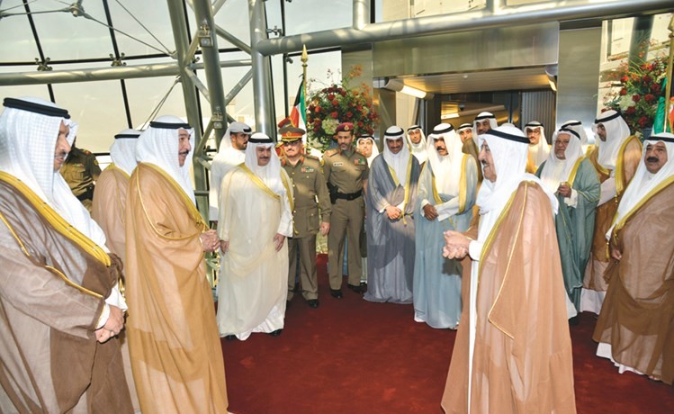 صاحب السمو الامير الشيخ صباح الاحمد لدى وصوله وفي استقباله سمو ولي العهد الشيخ نواف الاحمد ومرزوق الغانم والشيخ جابر العبدالله وسمو الشيخ جابر المبارك والشيخ ناصر صباح الاحمد والشيخ صباح الخالد والشيخ علي الجراح والشيخ محمد العبدالله ﻿