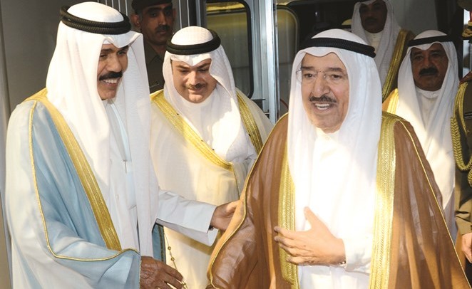 صاحب السمو الامير الشيخ صباح الاحمد لدى وصوله وفي استقباله سمو ولي العهد الشيخ نواف الاحمد ويبدو الشيخ ناصر صباح الأحمد والشيخ صباح الخالد والشيخ خالد العبدالله