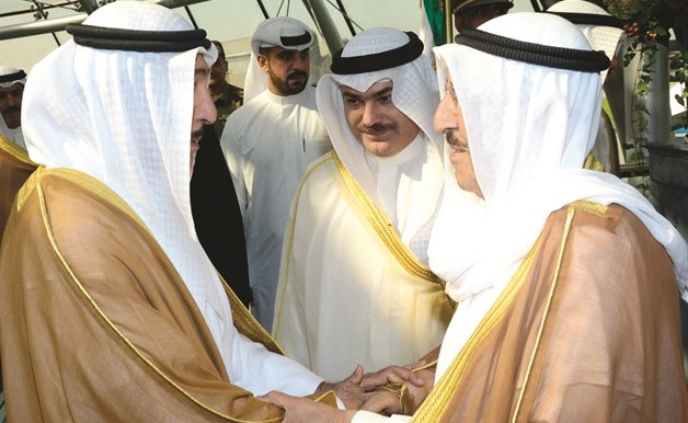صاحب السمو الامير الشيخ صباح الاحمد مصافحا الشيخ جابر العبدالله﻿