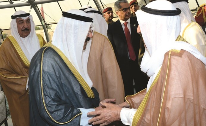 صاحب السمو الامير الشيخ صباح الاحمد مصافحا الشيخ مشعل الاحمد﻿