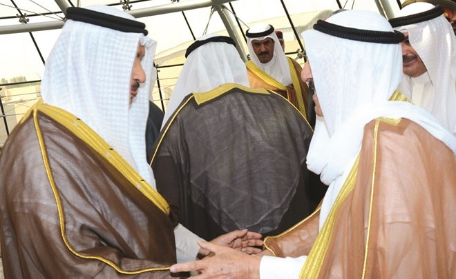 صاحب السمو الامير الشيخ صباح الاحمد يصافح سمو رئيس مجلس الوزراء الشيخ جابر المبارك﻿