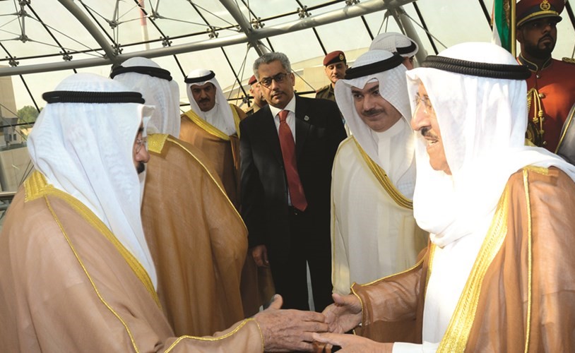 صاحب السمو الامير الشيخ صباح الاحمد مصافحا الشيخ فيصل السعود﻿