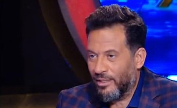 بالفيديو.. ممثل يتغزل في زوجته على الهواء: هذا هو "الجمال العربي الأصيل"