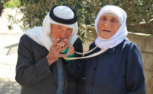 هكذا ودعت اللبنانية المعمّرة (126 عاماً)  ابنها ذا الـ 86 عاماً..  لا أحد تجرّأ على ما فعلته في بالجنازة