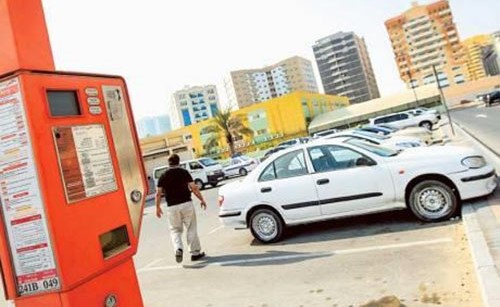 دبي: سجن سائق هندي وتغريمه 150 ألف درهم لتزويره تذاكر مواقف السيارات