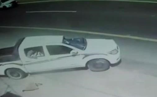 بالفيديو.. سائق يندفع من النافذة ويطير في الهواء بعد انقلاب سيارته في السعودية