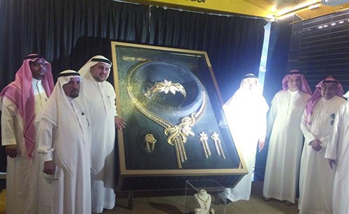 33 كجم لأكبر طقم ذهب في العالم يصنع بجدة