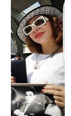 بالصور.. سوزان نجم الدين تطبع صورة عبدالحليم حافظ على حقيبتها الخاصة