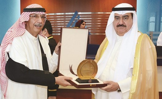 الشيخ محمد الجراح يهدي الفريق ثابت المهنا درعا تذكارية بمناسبة الافتتاح﻿