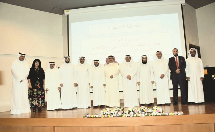 الوزير يعقوب الصانع مع قيادات وزارة العدل والمكرمينانور الكندري﻿