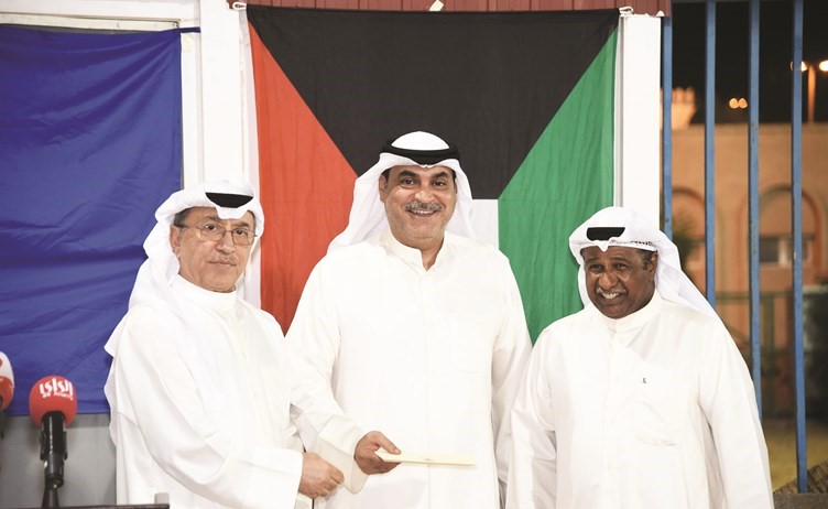 اسد تقي وسعد الحوطي يسلمان مكرمة سمو الامير لممثل نادي الكويت نواف الجريد﻿