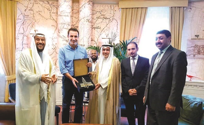 محمد الجلاهمة ودابراهيم الصالح يكرمان محافظ تيرانا اريون فاياي ﻿