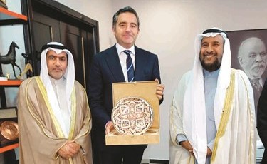 درع الامانة العامة للاوقاف لوزير العمل الالباني من محمد الجلاهمة ودابراهيم الصالح﻿