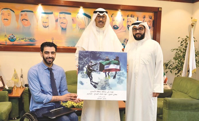الشيخ فواز الخالد يتلقى اهداء من فيصل الموسوي﻿
