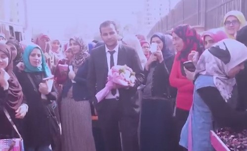 بالفيديو .. شاب يتقدم لطلب يد طالبة بالأزهر أمام الجامعة لكن رد فعل الطالبة صادم
