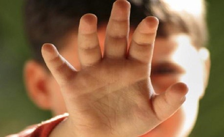 تفاصيل صادمة .. إمام مسجد في الإمارات يعترف بهتك عرض طفل 4 مرات أثناء تحفيظه القرآن!