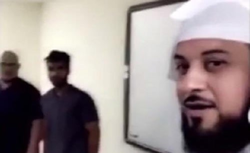 شاهد.. العريفي ينشر فيديو ضاحكاً لطلاب الطب وهم يطبقون على بعضهم كيفية إبلاغ أهل الميت بوفاته‎