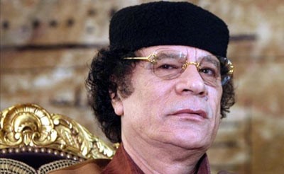شاهد.. فيديو نادر للقذافي مع طفلة قبل وفاتها!