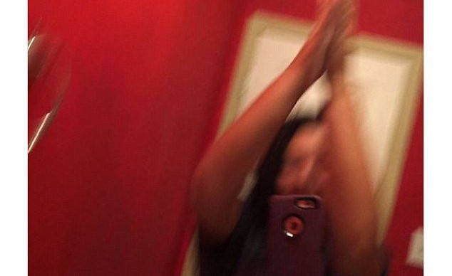 سيلفي بدون يدين... القصة الكاملة وراء الموضة الجديدة