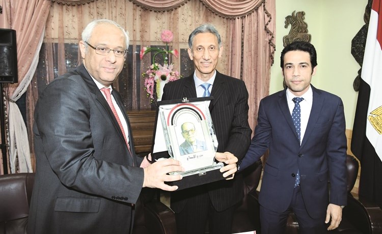 درع تكريمية للاديب الرفاعي من السفير المصري ياسر عاطف﻿