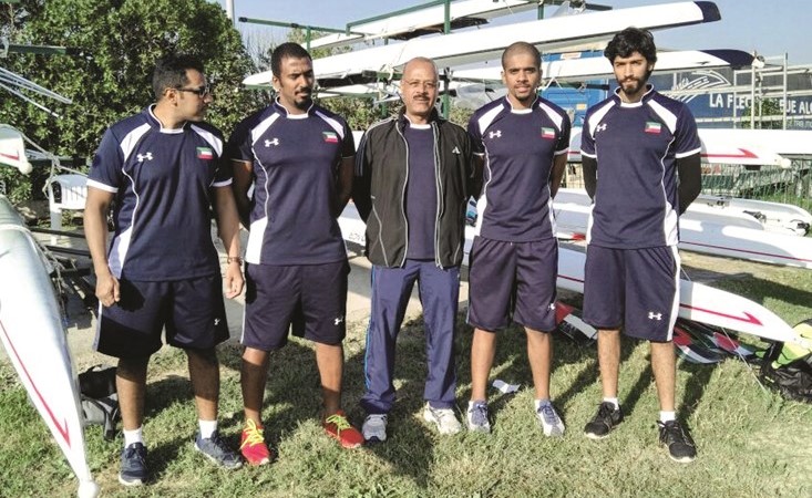 المدرب فاضل يتوسط لاعبي المنتخب﻿