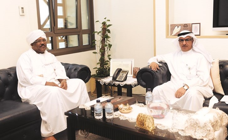 محمد فلاح العتيبي مستقبلا السفير السوداني محي الدين سالم ﻿